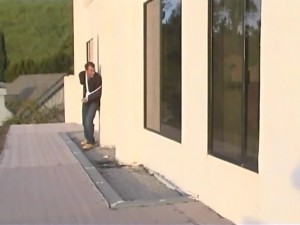 Un pervers mate un couple.