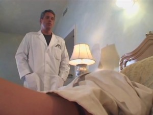 Médecin travaillant sur les nymphos.