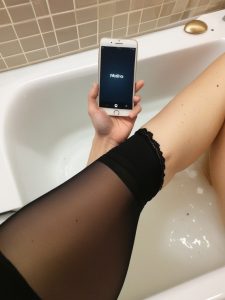 Un tatoueur pour sa chatte mouillée